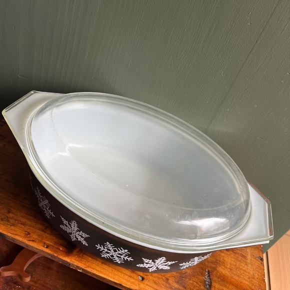 Vintage Black Snowflake Pyrex 2.5 QT Casserole Dish with Lid - Picture 2 of 8